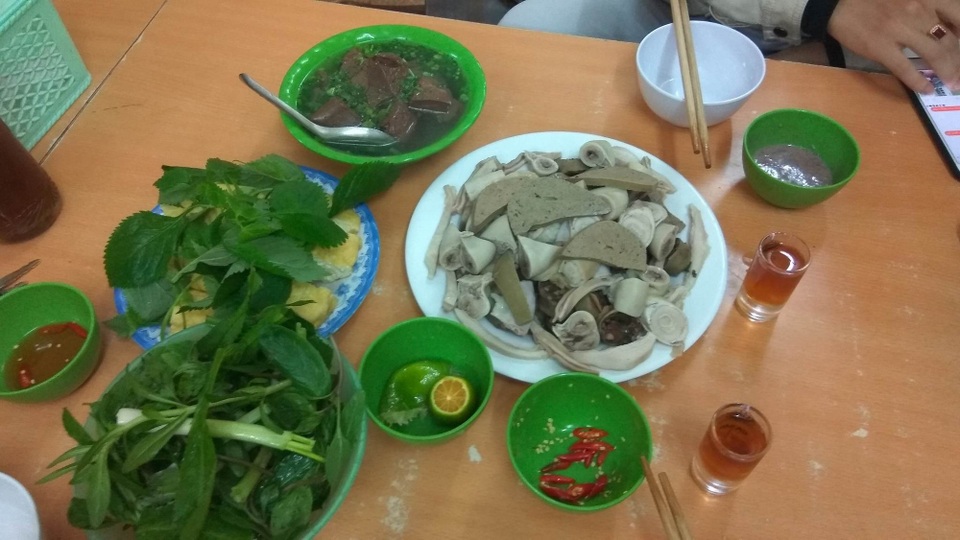 Tranh cãi đĩa lòng lợn giá nửa triệu đồng đắt hay rẻ - 1 Đĩa lòng giá nửa triệu đồng gây tranh cãi