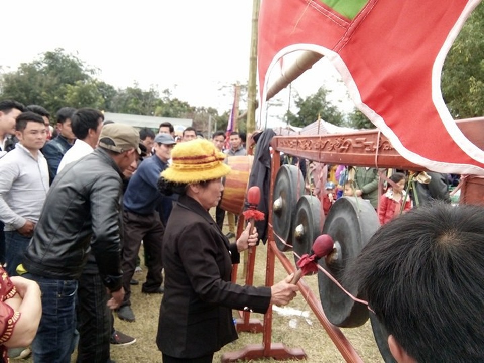 Đến lễ hội, ai cũng muốn được chính tay xướng lên những âm thanh cồng chiêng để cầu mong may mắn, an lành, no đủ trong năm mới