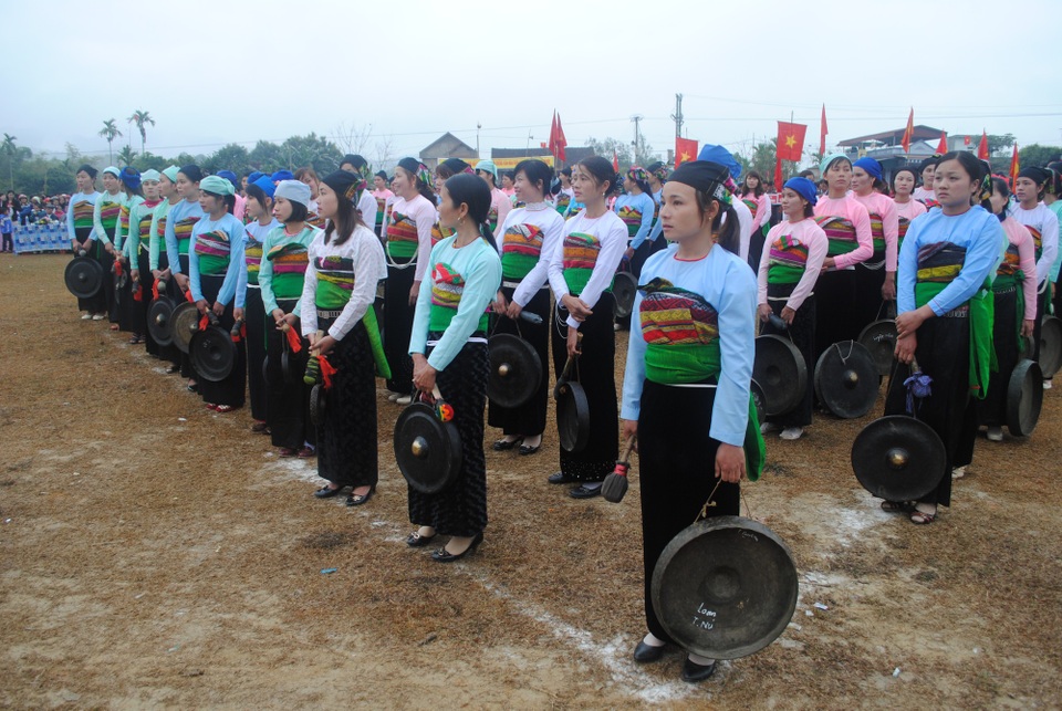 Lễ hội Mường Khô không thể thiếu hình ảnh hàng trăm cô gái mặc trang phục truyền thống mang theo cồng chiêng