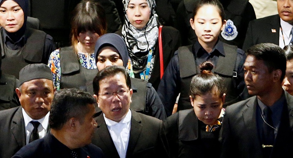 Người nghi là Kim Jong-nam từng nói bị đe dọa tính mạng - 2 Hai nghi phạm Đoàn Thị Hương và Siti Aisyah bị áp giải tại Malaysia (Ảnh: Reuters)