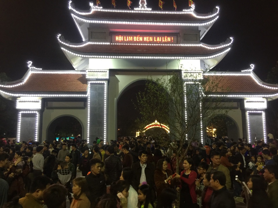 
Bên trong Trung tâm lễ hội đã chật cứng người nhưng ngoài cổng, dòng người vẫn ùn ùn đổ về
