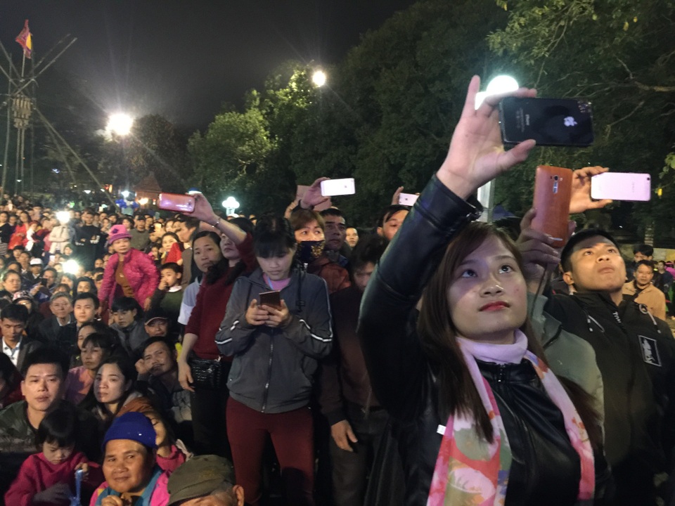 
Nhiều du khách vừa thưởng thức quan họ vừa tranh thủ chụp ảnh các liền anh liền chị hát trên sân khấu
