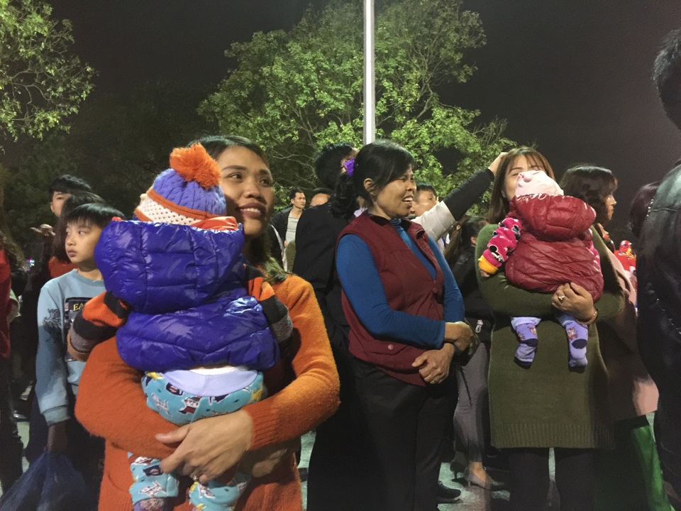 Nhiều bà mẹ bế theo cả con nhỏ đến nghe hát quan họ