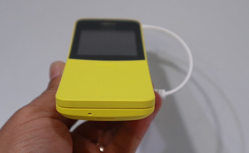 Tuy nhiên, lớp vỏ của máy giống như mẫu Nokia 3310 của năm 2017, nhìn vẫn không thể toát lên vẻ đẹp độc đáo mà mẫu Nokia 8110 của những năm 1996, trông khá thường và không thực sự ấn tượng khi cầm trên tay.