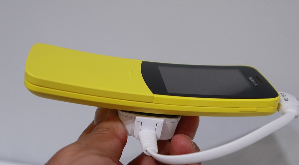 Thực tế cầm trên tay sản phẩm, Nokia 8110 của năm 2018 khá cong và ôm tay, màu vàng của máy khiến chúng ta liên tưởng đến những quả chuối và đây cũng là tên gọi của chiếc điện thoại thần thánh ngày nào 8810 của năm 1996: Điện thoại quả chuối.