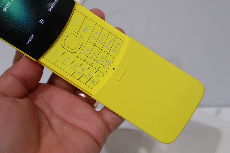 So với phiên bản huyền thoại, Nokia 8110 của năm nay được thiết kế với hai màu sắc chính là vàng và đen. Máy đi kèm một màn hình màu thay vì trắng đen và nắp lưng cho khả năng trượt nhẹ nhàng. Nắp trượt của thiết bị này dùng để che đậy bàn phím và có thêm chức năng bật tắt cuộc gọi.