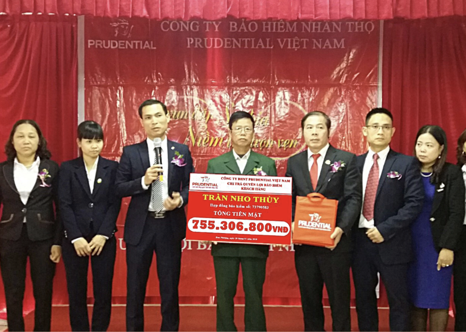 Thắp lên hy vọng đằng sau những nỗi đau - 1 Đại diện Prudential chi trả quyền lợi bảo hiểm cho gia đình khách hàng Trần Nho Thùy (Hà Nội)