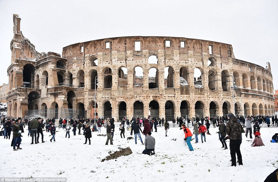 Thành Rome bất ngờ phủ tuyết bất thường khiến du lịch ngưng trệ - 8 Đấu trường Colosseum cũng như nhiều điểm du lịch khác ở thành Rome đang tạm đóng cửa
