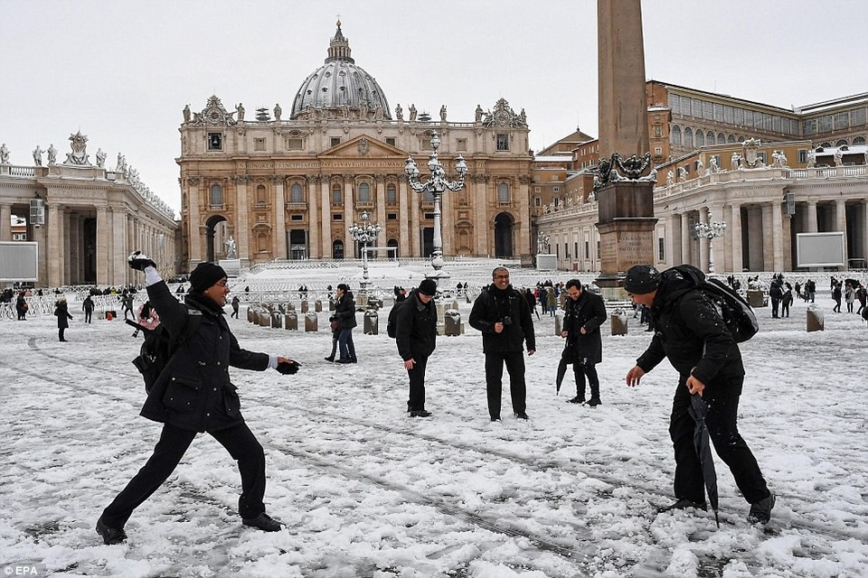 Thành Rome bất ngờ phủ tuyết bất thường khiến du lịch ngưng trệ - 7 Khách du lịch thích thú đón tuyết ở quảng trường St. Peter