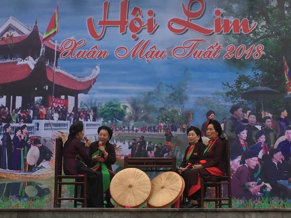 Sôi động lễ Hội vùng Lim - 1 Các chị hai tuổi ngoài 80 hát đối đáp trên sân khấu trung tâm lễ hội