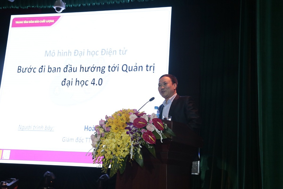 Đại học Công nghiệp Hà Nội đổi mới quản trị đại học theo mô hình đại học điện tử - 2 TS. Hoàng Anh - Giám đốc Trung tâm Đảm bảo Chất lượng tham luận tại Hội nghị.