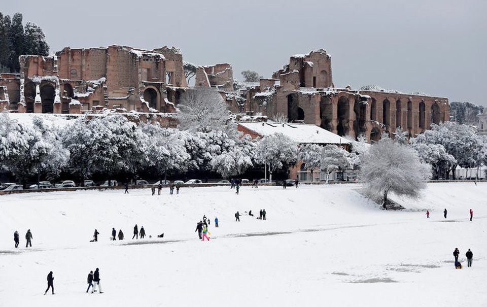 “Quái vật phương Đông” đổ bộ, Italy ngập trong tuyết hiếm - 3 Lần gần đây nhất Rome chứng kiến đợt tuyết rơi dày vào năm 2012. Trong những ngày qua, bão tuyết đổ bộ khiến nhiều hoạt động tại Rome bị tê liệt khi các trường học phải đóng cửa và người dân được khuyến cáo nên ở trong nhà. (Ảnh: Reuters)