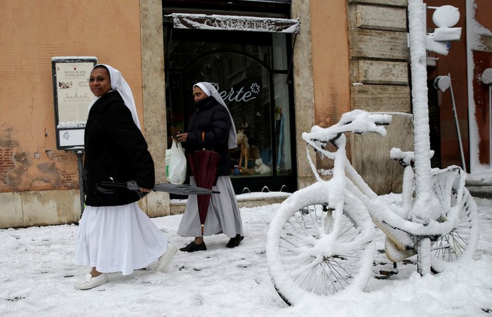 “Quái vật phương Đông” đổ bộ, Italy ngập trong tuyết hiếm - 5 Quân đội Italy đã điều động các binh sĩ tới dọn tuyết trên các tuyến đường để tạo điều kiện đi lại thuận tiện cho người dân. Các tình nguyện viên cũng được huy động tới các ga tàu để hỗ trợ người dân đi lại. (Ảnh: Reuters)