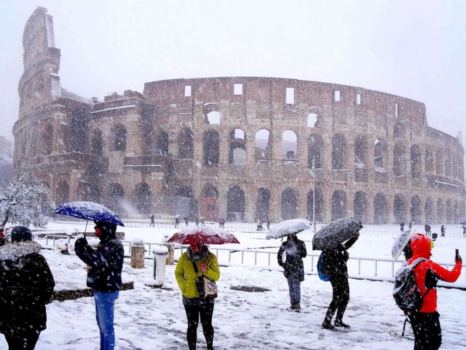“Quái vật phương Đông” đổ bộ, Italy ngập trong tuyết hiếm - 6 Mặc dù được khuyến cáo không nên ra ngoài để tránh nguy hiểm do đường trơn trượt, nhiều du khách và người dân địa phương vẫn tranh thủ ghi lại những khoảnh khắc tuyết hiếm tại thành phố du lịch nổi tiếng của châu Âu. (Ảnh: Getty)