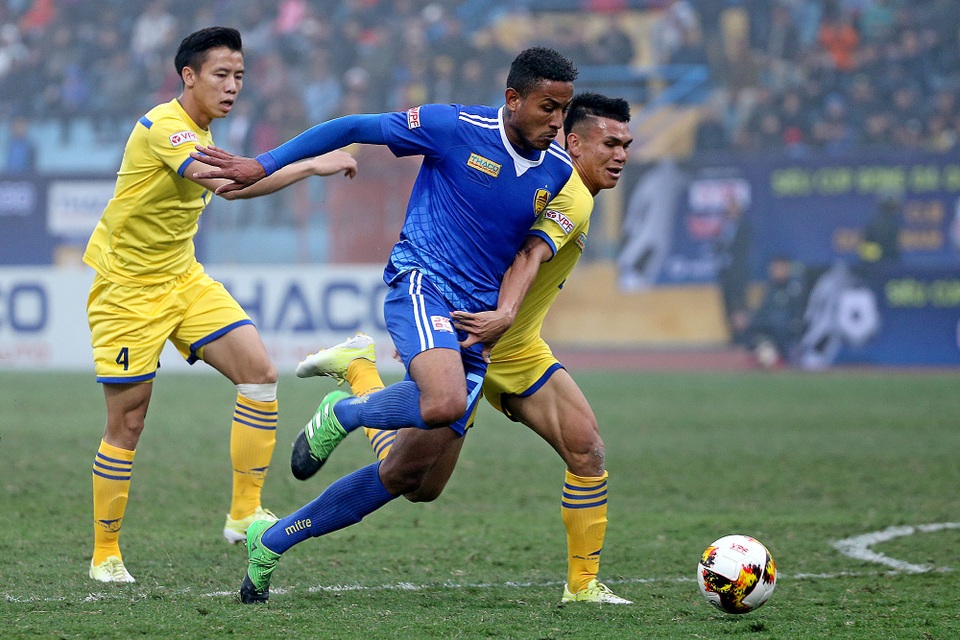 VPF: “Next Media đã không thực hiện đúng theo các điều khoản đã cam kết” - 1 VFF hiện chỉ giao cho VPF quyền khai thác hình ảnh giải V-League cho đến hết năm 2018, nhưng hợp đồng giữa nhiệm kỳ cũ của VPF ký với Next Media kéo dài đến tận năm... 2022 (ảnh: Gia Hưng)