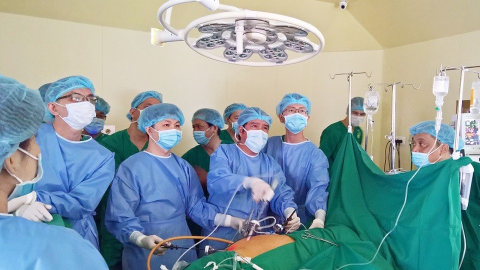 Mẹ ruột cứu mạng con trai bằng quả thận ghép - 1 Cuộc phẫu thuật lấy - ghép được thực hiện tại Bệnh viện Xuyên Á