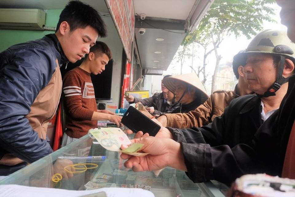 Đa số khách hàng đều mua thẻ cào mệnh giá cao, từ vài trăm, và thậm chí tổng lên tới cả triệu đồng để tranh thủ lần cuối được khuyến mãi 50%