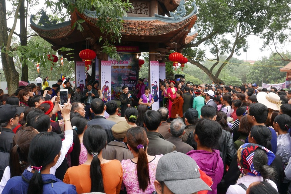 
Ngoài sân khấu lớn, khu vực trung tâm lễ hội còn có các lán quan họ, nơi có các hội nhóm quan họ trong vùng biểu diễn kết hợp giao lưu với du khách thập phương.
