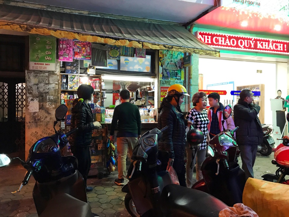 Ngay cả những đại lý bán thẻ cỡ nhỏ cũng ghi nhận lượng khách tăng đột biến.