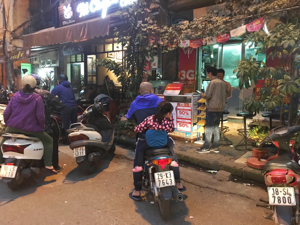 Trời về tối, theo ghi nhận vẫn có nhiều khách ghé qua các đại lý bán SIM thẻ.