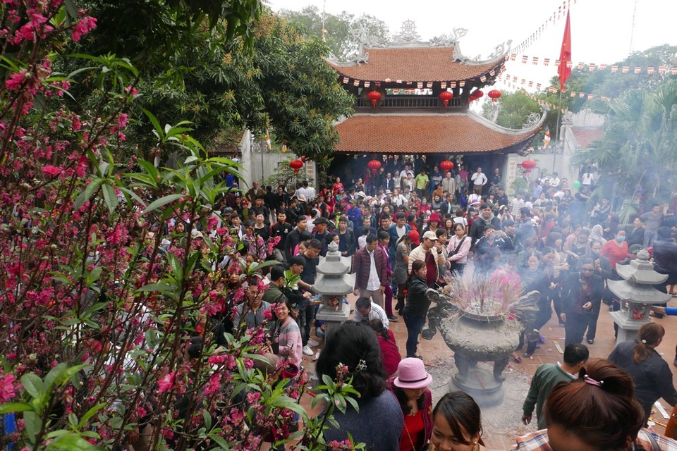 
Thời tiết hôm nay mát mẻ, tạnh ráo, rất thuận lợi cho việc trẩy hội. Ngoài tham gia vào các hoạt động vui chơi, ca hát, người dân đi trẩy hội cũng không quên đến ngôi chùa trên đỉnh đồi Lim để làm lễ.
