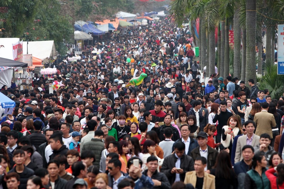 
Sáng 28/2, người dân trong vùng và du khách thập phương đổ về thị trấn Lim (huyện Tiên Du, Bắc Ninh) để tham dự lễ hội nổi tiếng vùng đất Kinh Bắc khiến con đường từ quốc lộ dẫn vào trung tâm lễ hội luôn đông nghịt người.
