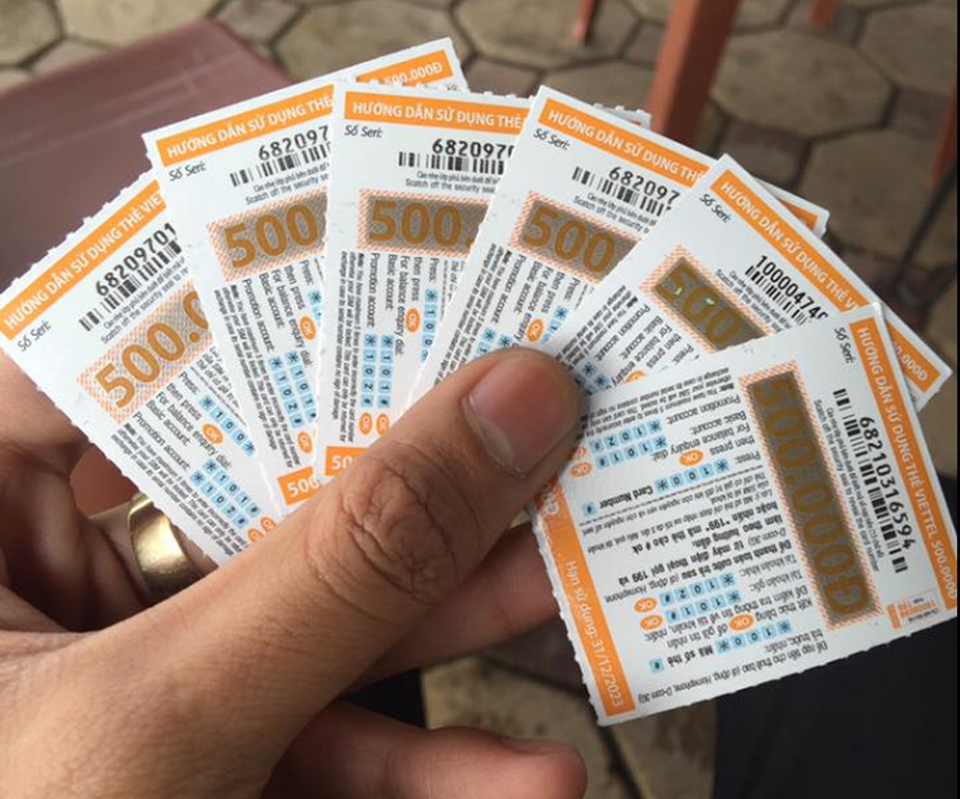 Dân "đổ xô" đi mua thẻ điện thoại trong ngày cuối khuyến mãi 50% - 10