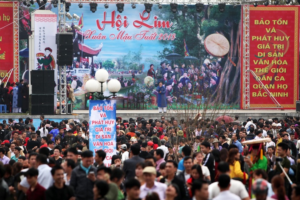 
Đặc sản của hội Lim là các màn hát quan họ. Luôn có rất đông du khách tập trung trước sân khấu chính của lễ hội ở khu vực đồi Lim.
