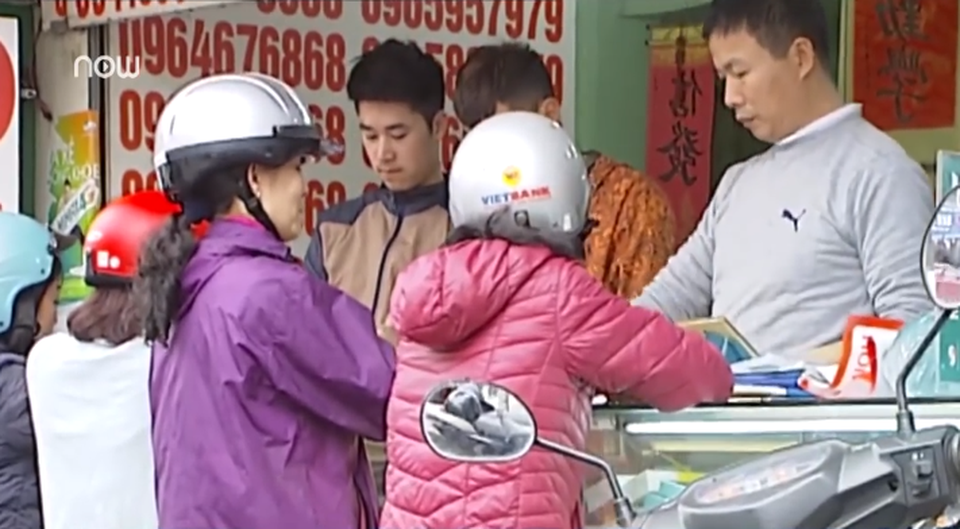 Dân "đổ xô" đi mua thẻ điện thoại trong ngày cuối khuyến mãi 50% - 2