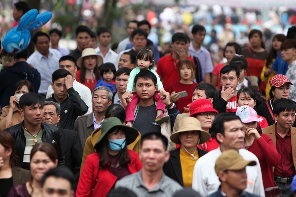 
Trẻ nhỏ được phụ huynh kiệu trên vai để có thể di chuyển giữa dòng người hướng về trung tâm lễ hội. Hội Lim diễn ra vào ngày 13 tháng Giêng hàng năm, là một trong những lễ hội lớn nhất miền Bắc, nổi tiếng với các liền anh, liền chị hát câu ca quan họ mượt mà.
