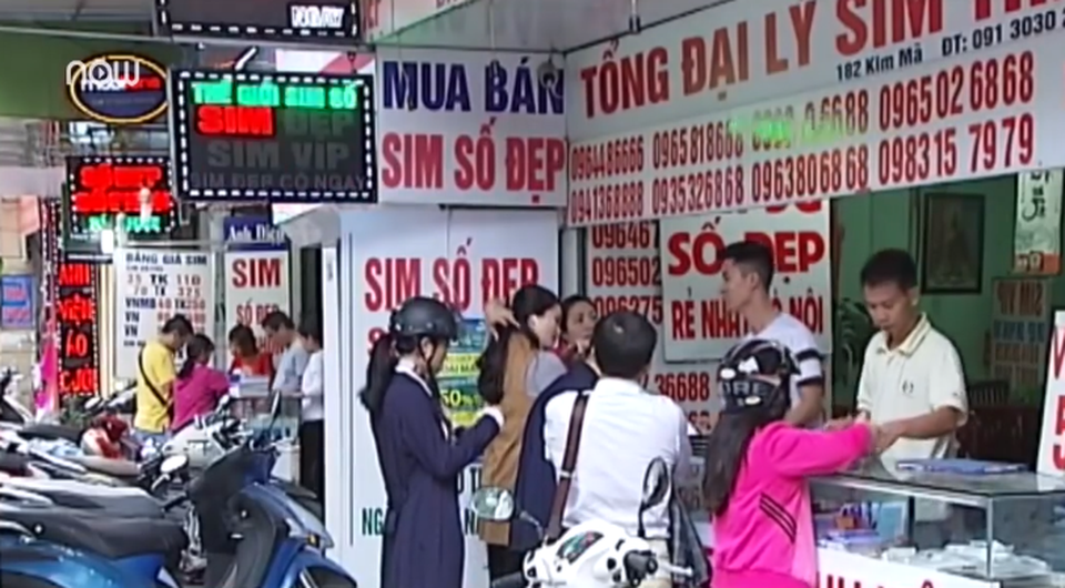 Dân "đổ xô" đi mua thẻ điện thoại trong ngày cuối khuyến mãi 50% - 3