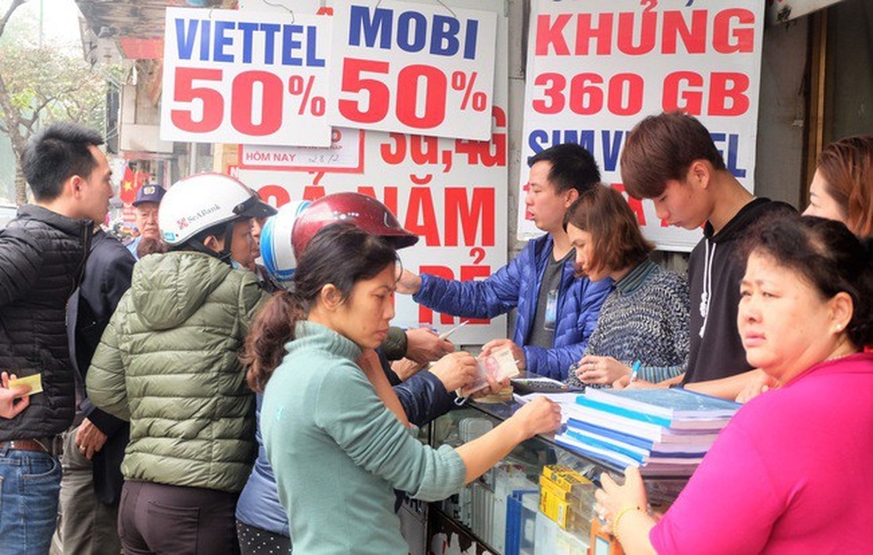 Nhiều đại lý SIM thẻ tại các thành phố lớn ghi nhận đông người tới mức phải xếp hàng trong ngày hôm nay.