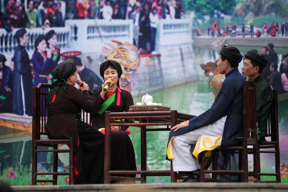 
Sân khấu chính diễn ra nhiều hoạt động biểu diễn quan họ. Các liền anh, liền chị hát những câu ca quan họ mượt mà thu sự chú ý của du khách.
