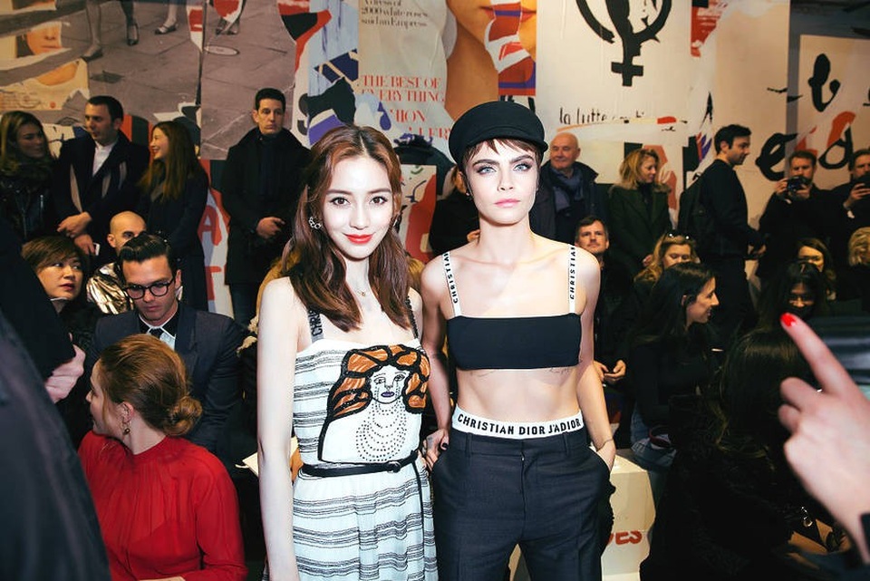 
Angelababy chụp hình kỷ niệm cùng siêu mẫu thế hệ 9x- Cara Delevingne.
