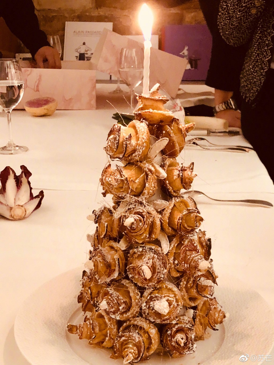 
Chiếc bánh sinh nhật cầu kỳ và đặc biệt là Huỳnh Hiểu Minh đã chuẩn bị để tặng bà xã nhân ngày cô bước sang tuổi mới.
