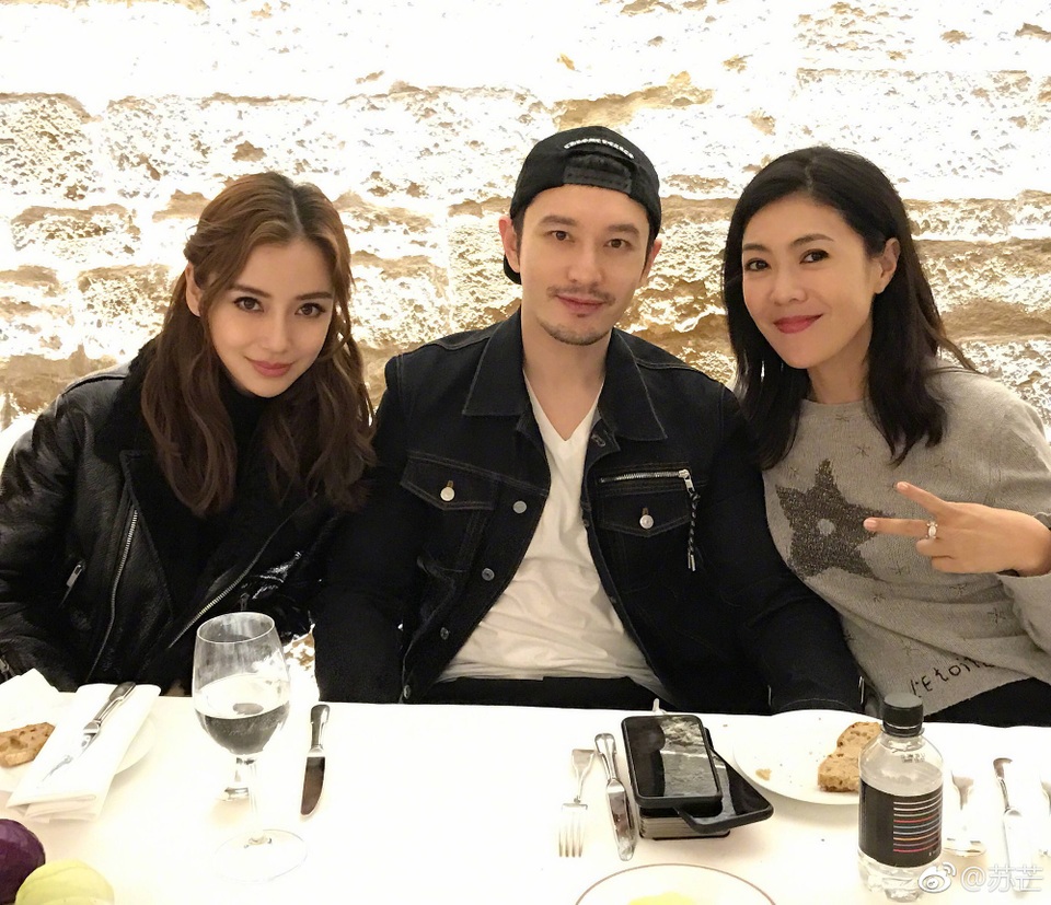 
Huỳnh Hiểu Minh là một ngôi sao hạng A của làng giải trí Hoa ngữ. Angelababy xuất thân là một người mẫu và chuyển hướng đóng phim. Cô gái mang hai dòng máu Âu-Á này chưa được ghi nhận về khả năng diễn xuất nhưng độ nổi tiếng của Angelababy tại châu Á thì thực sự đáng nể. Cô kiếm bộn tiền nhờ việc làm người đại diện cho các thương hiệu và tham dự sự kiện.
