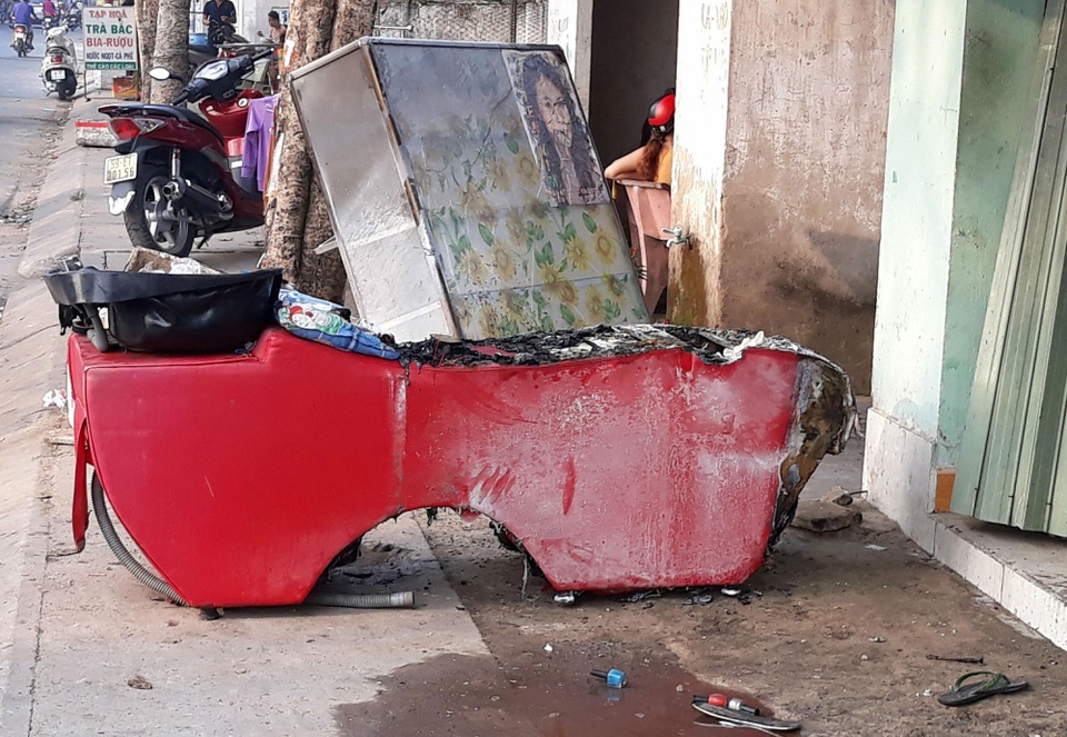 Vụ cháy tiệm tóc 2 người tử vong: Nạn nhân là đôi vợ chồng đã ly hôn - 2 Những vật dụng bị cháy được mang ra bên ngoài
