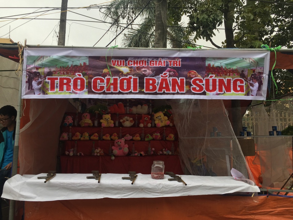 Dịch vụ ăn theo "bung nở" tại Hội Lim - 2 Trò chơi bắn súng trúng thưởng thú bông