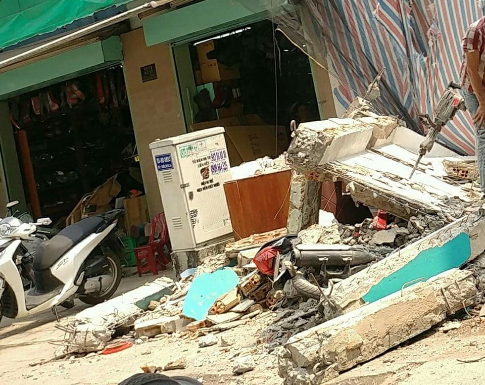 Chiếc xe tay ga bị khổi bê tông nặng hàng tấn đè trúng.