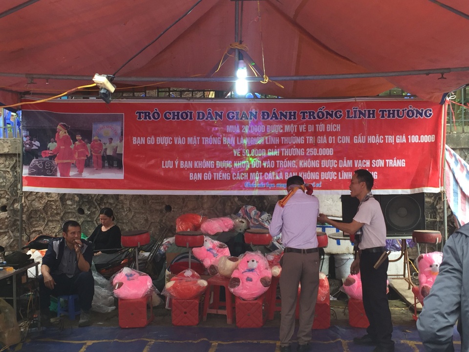 Dịch vụ ăn theo "bung nở" tại Hội Lim - 3
Trò chơi bịt mắt đánh trống trúng thưởng gấu bông.