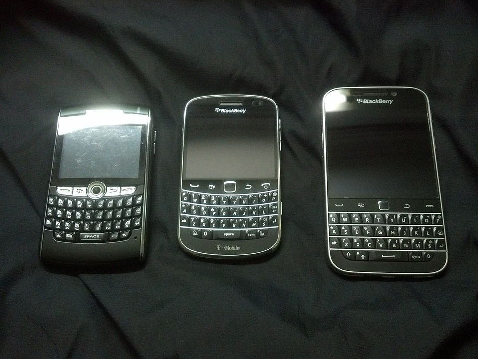 BlackBerry gia nhập trào lưu cách tân sau hơn 3 năm "tụt hậu" - 1 Tên tuổi của BlackBerry đã quá gắn bó với những siêu phẩm này.