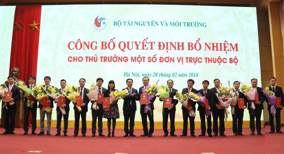 Bộ Tài nguyên và Môi trường bổ nhiệm 16 lãnh đạo các đơn vị trực thuộc - 1 Bộ trưởng Trần Hồng Hà tặng hoa chúc mừng các cán bộ vừa được bổ nhiệm (Ảnh: Khương Trung).