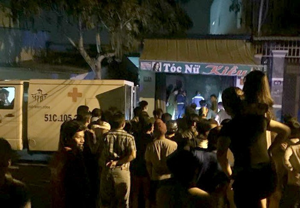 Người dân tập trung đông đúc xem cơ quan chức năng khám nghiệm hiện trường