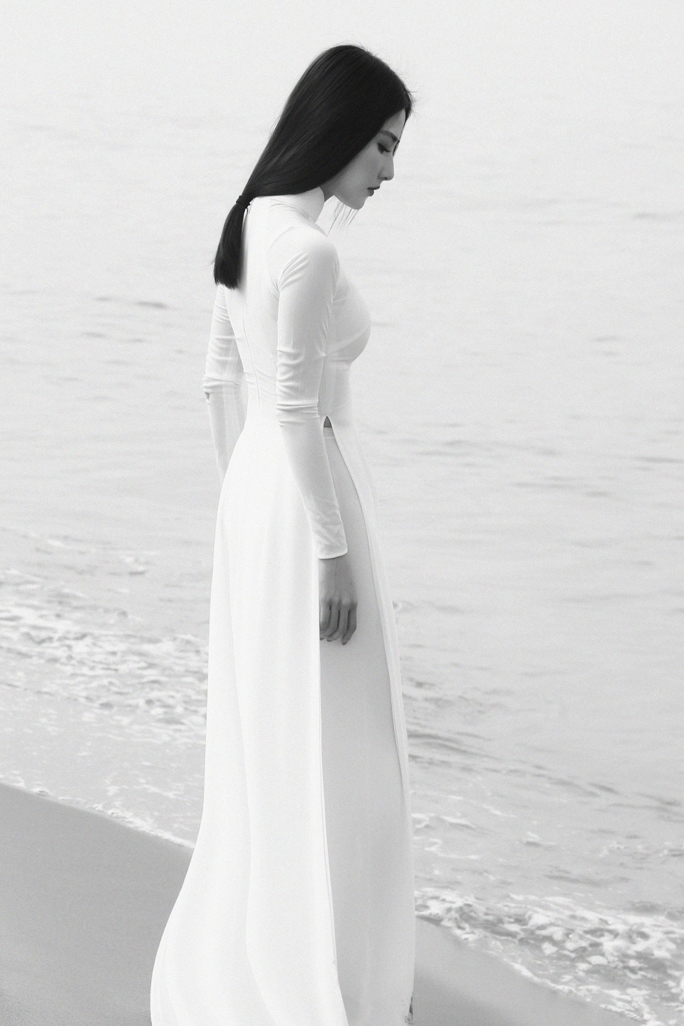 Diễm My 9x khoe đường cong mướt mắt với áo dài mỏng tang - 10