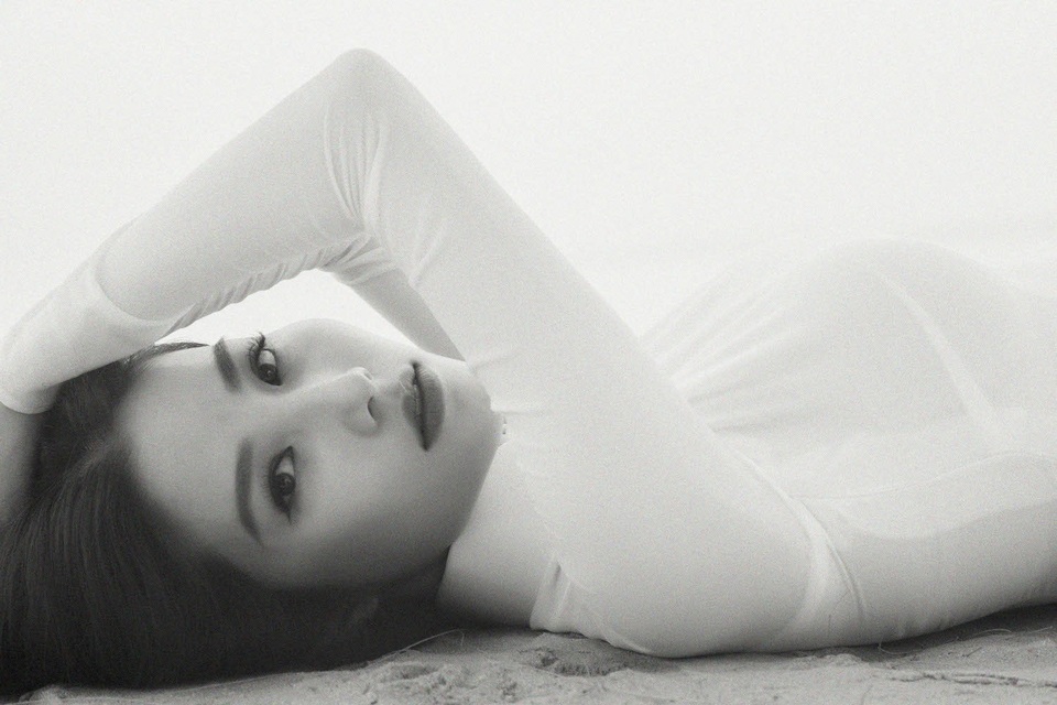 Nhiếp ảnh gia cũng sử dụng những bức ảnh cận để khắc hoạ câu chuyện về tà áo dài của Diễm My.