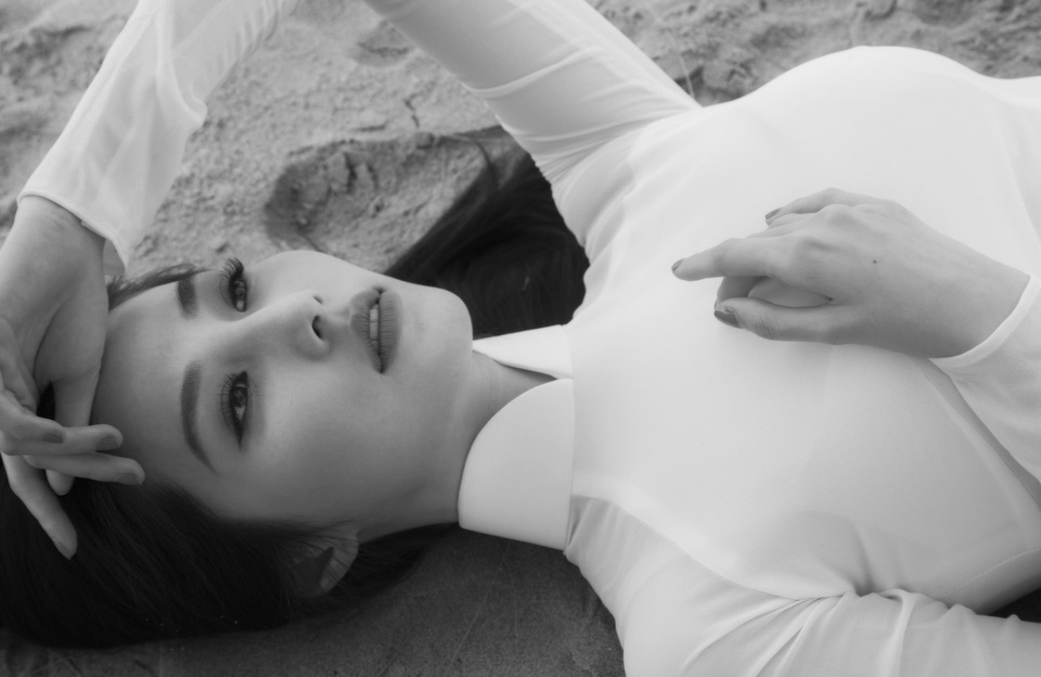 Ánh mắt, khuôn miệng của nữ diễn viên cũng cử động nhẹ nhàng, thuần khiết. Cô lấy cảm hứng tạo dáng từ những bức tranh hội hoạ về người phụ nữ Việt.