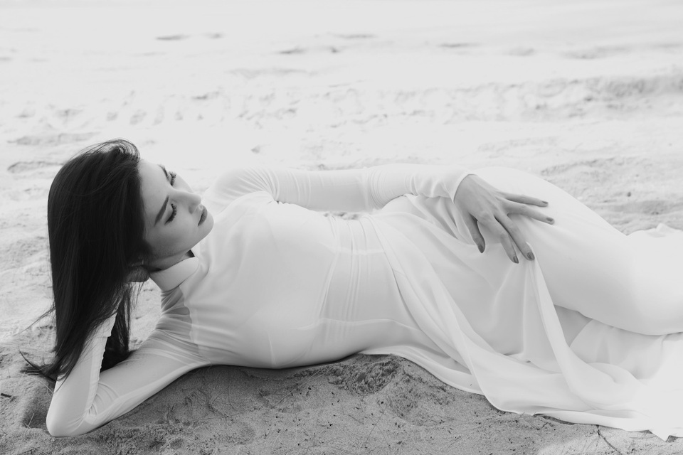 Gam trắng ngọc trai của tà lụa càng khiến những đường cong cơ thể mềm mại của nữ diễn viên thêm nổi bật.