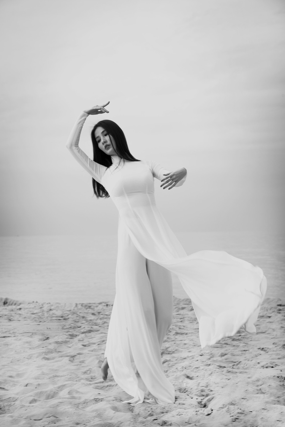 Diễm My 9x khoe đường cong mướt mắt với áo dài mỏng tang - 8