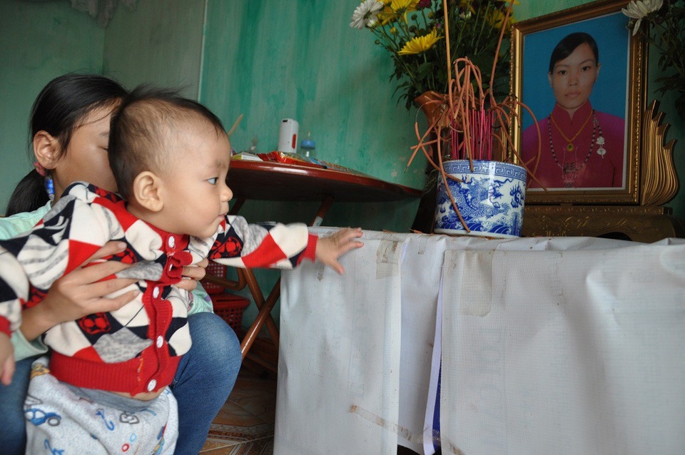 Mẹ chết, bố bỏ đi, bé 8 tháng tuổi ngằn ngặt khóc vì khát sữa - 1 Chị Huệ ra đi bỏ lại 2 đứa con thơ còn nhỏ dại.
