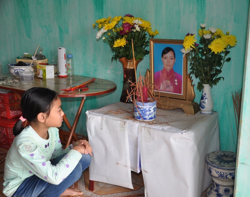 Mẹ chết, bố bỏ đi, bé 8 tháng tuổi ngằn ngặt khóc vì khát sữa - 5 Cô bé thường kể cho mẹ nghe những chuyện ở lớp của mình.